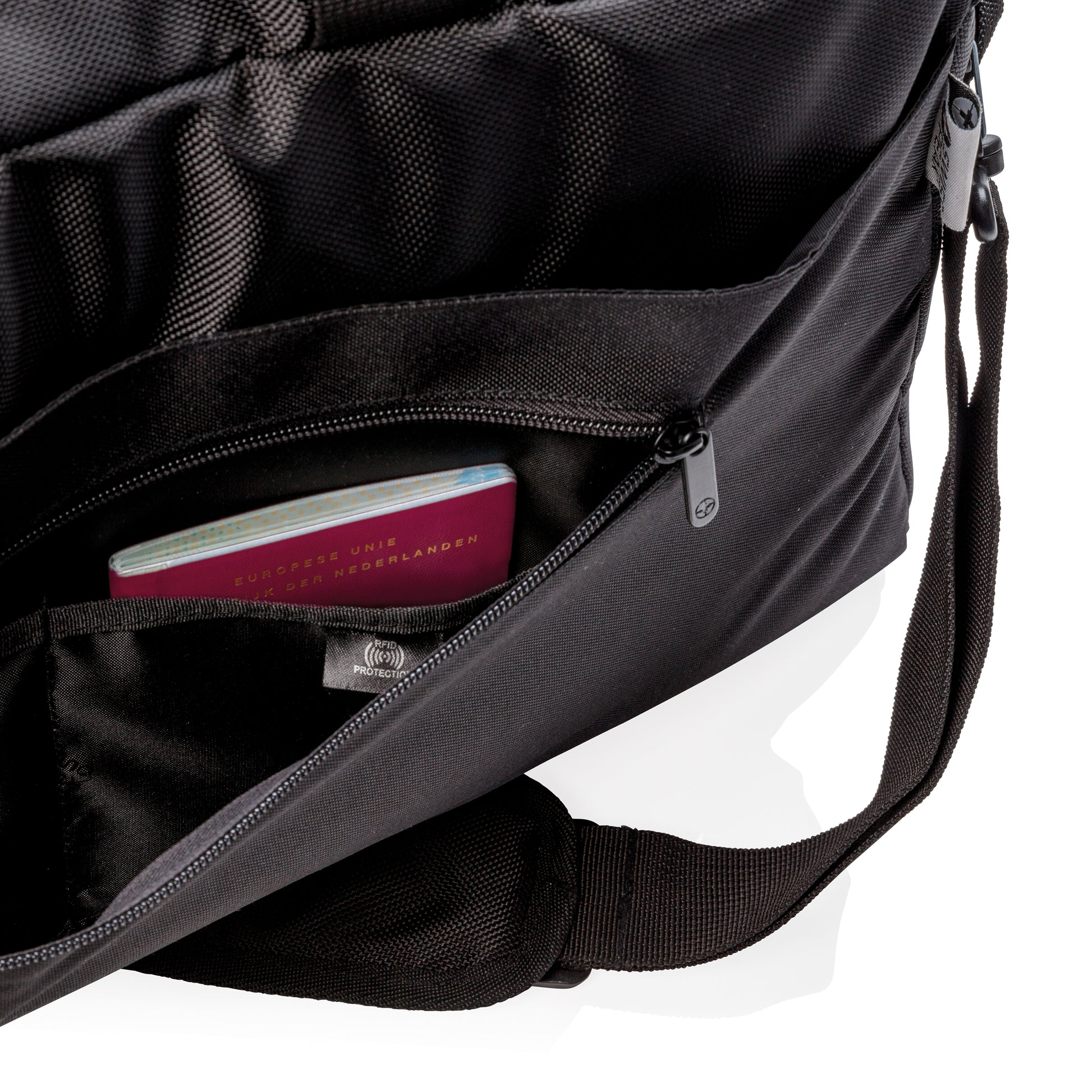 Swiss Peak RFID duffle with suitcase opening